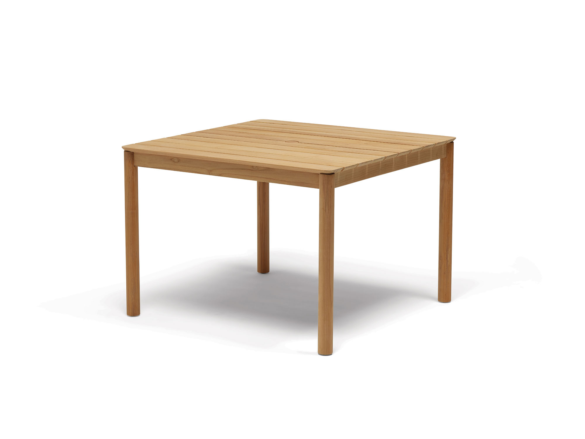 Vue d'angle avant de la table à manger extérieure en bois carrée